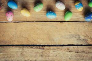 kleurrijk Pasen ei Aan hout achtergrond met ruimte. foto