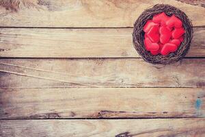 rood hart in de nest Aan hout achtergrond met ruimte foto