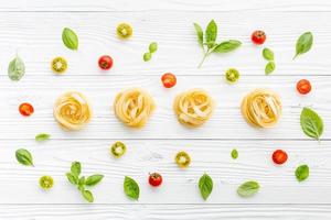 verse pasta, tomaten en basilicum