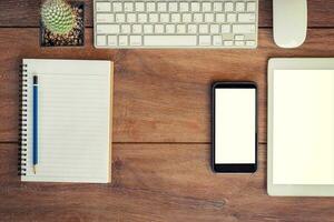 hoog hoek visie van een instelling tafel computer, telefoon, tablet van bedrijf werkplek. foto