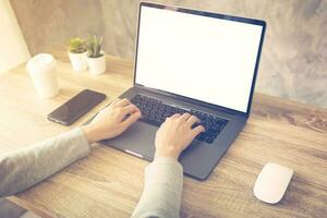 bedrijf vrouw gebruik makend van laptop computer Doen online werkzaamheid Aan hout tafel Bij huis kantoor. foto