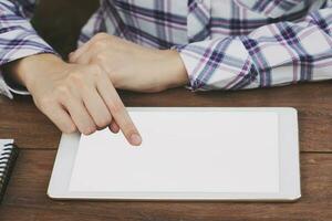 Azië vrouw met behulp van tablet op tafel in de coffeeshop foto