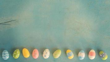 kleurrijk Pasen eieren Aan houten pastel kleur achtergrond met ruimte. foto