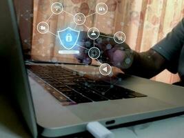informatie technologie creatief concept beschermen veiligheid van encryptie naar persoonlijk gegevens in computer en internet foto