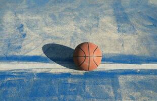 rood bal Aan buitenshuis blauw basketbal rechtbank. foto