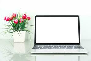 laptop mockup en koffie kop met bloem foto