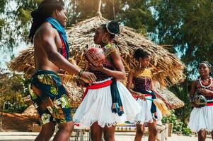 keniaans mensen dans Aan de strand met typisch lokaal kleren foto