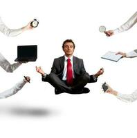 ontspannen zakenman dat doet yoga gedurende de werk foto