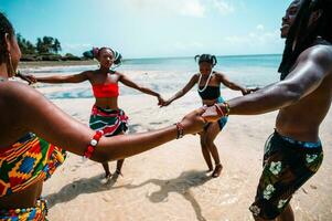 lokaal mensen met typisch keniaans kleren dansen Aan de strand foto