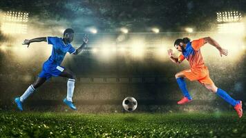 twee voetbal spelers uitdaging elk andere achtervolgen de bal Bij de stadion foto