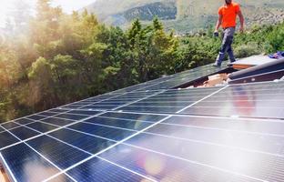 hernieuwbaar energie systeem met zonne- paneel Aan de dak foto