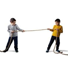 rivaliteit van twee broers met een touw. geïsoleerd Aan wit achtergrond foto