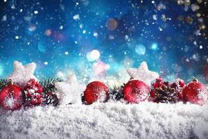 Kerstmis samenstelling met ballen, sterren en slingers Aan sneeuw foto