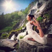 yoga in een natuurlijk landschap foto