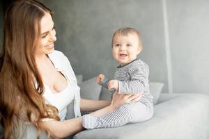 weinig kind glimlachen en gelukkig met mam foto