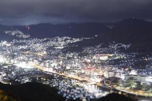 nacht visie van Nagasaki van top van monteren ina. foto