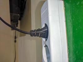 een wit stopcontact met een plug gehecht foto