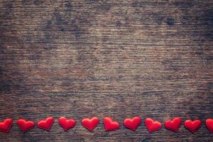 rood hart Aan hout achtergrond met ruimte voor Valentijn dag. foto