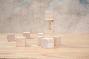 houten speelgoed- kubussen Aan houten tafel ang grijs achtergrond foto