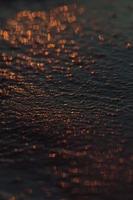 een super close-up van het zand als achtergrond met textuur op donkere tinten foto