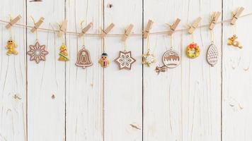 sier- Kerstmis decoratie hangende Aan houten voor Kerstmis achtergrond met ruimte foto
