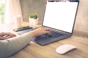 bedrijf vrouw gebruik makend van laptop computer Doen online werkzaamheid Aan hout tafel Bij huis kantoor. foto