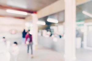 vervagen koffie winkel of cafe restaurant met bokeh licht foto