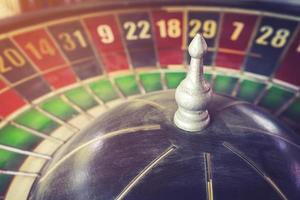 oud wijnoogst roulette en gokken voor risico concept. foto