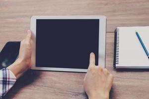 Aziatisch zakenvrouw in de cafe en gebruik makend van tablet Aan tafel. foto