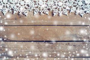 houten bruin Kerstmis achtergrond en sneeuw wit met sneeuwvlokken, kopiëren ruimte. foto