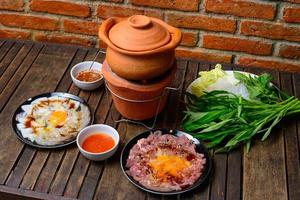 heet pot Thais stijl. heet pot met Doorzichtig soep in de klei Koken pot. foto