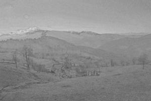 boerderij in vallei tussen bergen gravure hand- getrokken schetsen foto