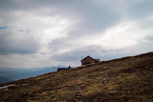 houten huis Aan steil berg helling landschap foto