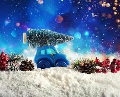 speelgoed- auto dat vervoer een Kerstmis boom foto
