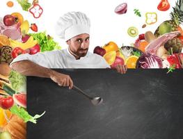 chef met bord en groenten achtergrond foto