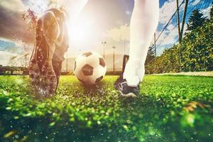 dichtbij omhoog tafereel Bij voetbal veld- met een voetbal schoen raken de bal gedurende opleiding foto