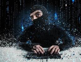 hacker lezing persoonlijk informatie. concept van privacy en veiligheid foto