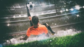 Amerikaans voetbal tafereel Bij nacht bij elkaar passen met speler klaar naar schieten de bal foto
