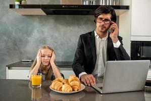 ongelukkig dochter geërgerd ten gevolge naar vader werk foto