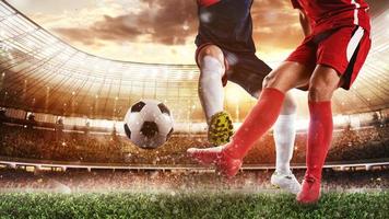 voetbal tafereel Bij de stadion met speler in een rood uniform schoppen de bal en tegenstander in Onderscheppen naar verdedigen foto