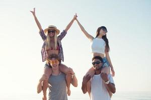 gelukkig glimlachen paren spelen Bij de strand foto