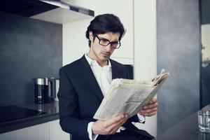 zakenman leest een krant- Bij zijn huis foto
