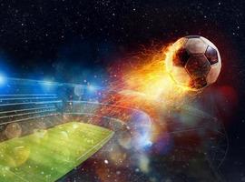 krachtig vurig voetbal bal komt uit van een stadion foto