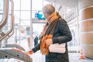 senior vrouw maakt het mogelijk ticket naar duurt de trein foto