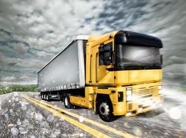 vervoerder vrachtauto Aan een snelweg gedurende storm foto