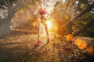 buitenshuis jogging omringd door natuur voor een gezond levensstijl foto