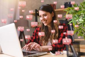 gelukkig vrouw chats via laptop met sociaal netwerk berichten, babbelen en gebruiker pictogrammen foto