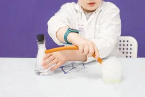 jongen studie wetenschap onderwijs. chemisch laboratorium met test buizen voor experimenten en veelkleurig vloeistoffen foto