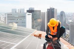 arbeiders monteren energie systeem met zonne- paneel voor elektriciteit foto