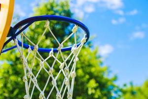 basketbal ring Aan blauw lucht achtergrond foto